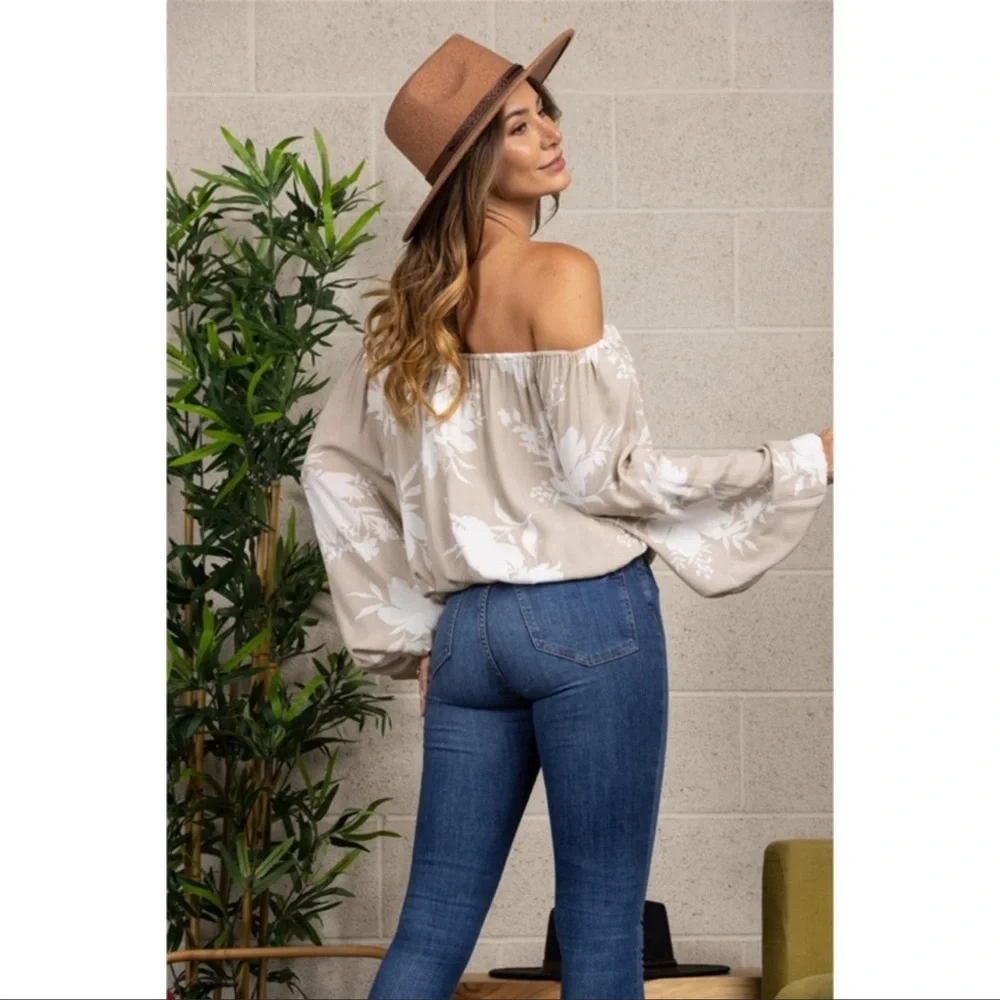 🔥🔥Sale-NEW- Only ONE LEFT - Beautiful off the shoulder Blouse in a light Beige - Picture 2 of 16